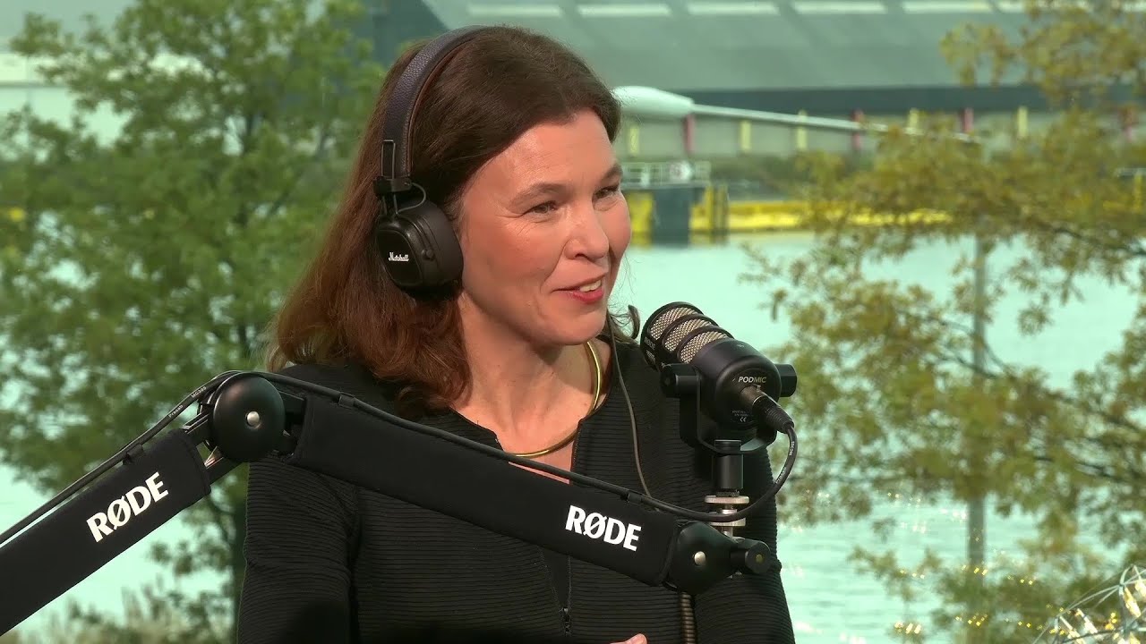 Professionele podcast opname bij Crowdale Studio Amsterdam — gastspreker tijdens live registratie, RØDE microfoon